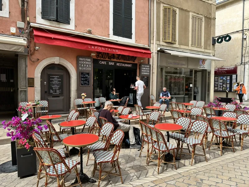 terrasse du restaurant bar de La Fontaine à Cassis